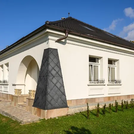 Ecole Lägenhetshotell 4*